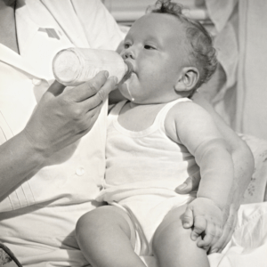 Hranjenje dojenčka po flaški včasih.